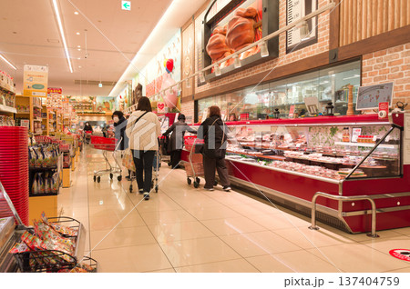 2月・お肉屋さんで買い物する主婦 2月・お肉屋さんで買い物する主婦 137404759