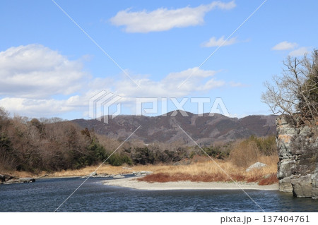 冬の晴れた日の橋 137404761