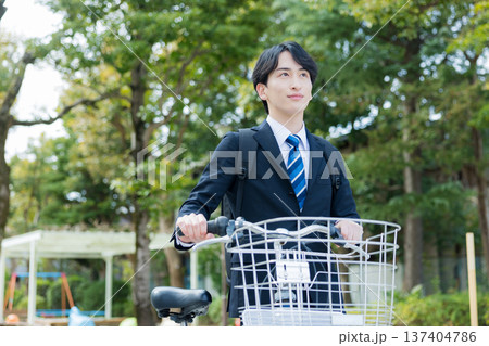 自転車を押して歩くビジネスマン 自転車を押して歩くビジネスマン 137404786