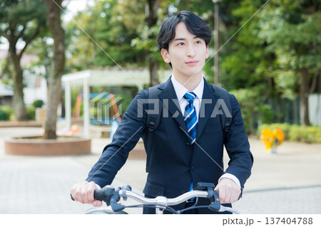 自転車を押して歩くビジネスマン 自転車を押して歩くビジネスマン 137404788