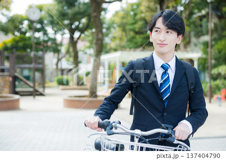 自転車を押して歩くビジネスマン 137404790