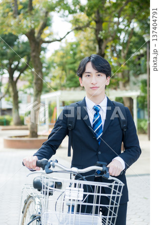 自転車を押して歩くビジネスマン 137404791
