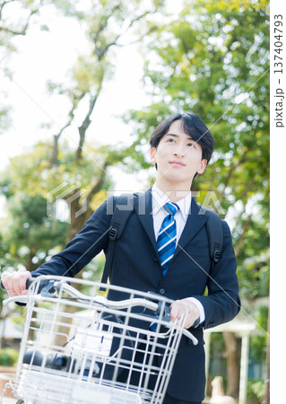 自転車を押して歩くビジネスマン 137404793