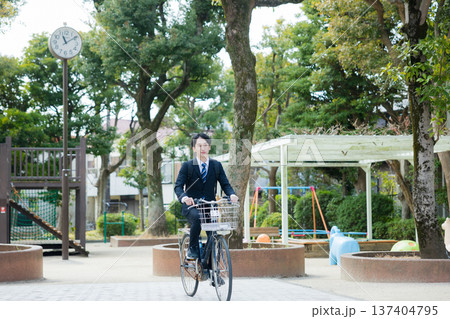 自転車を押して歩くビジネスマン 自転車を押して歩くビジネスマン 137404795