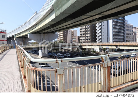堺市堺区フェニックス通りの安井町という阪神高速道路高架下の歩道橋 堺市堺区フェニックス通りの安井町という阪神高速道路高架下の歩道橋 137404872