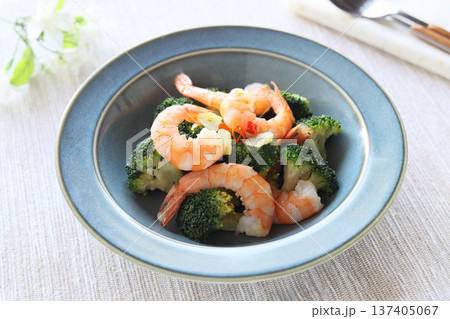 今日は豪華に！エビとブロッコリーのガーリック炒め 137405067