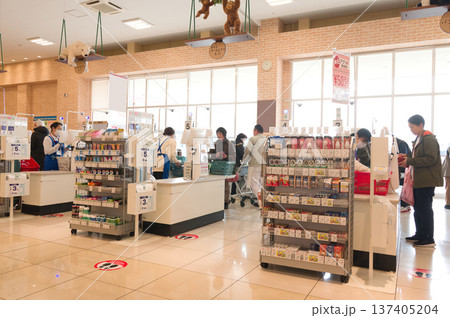 2月・スーパーで買い物する主婦 137405204