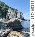 青森県・仏ヶ浦の海岸線に並ぶ白い奇岩と透明度の高い海の絶景 137405385