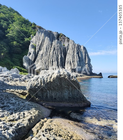 青森県・仏ヶ浦の海岸線に並ぶ白い奇岩と透明度の高い海の絶景 青森県・仏ヶ浦の海岸線に並ぶ白い奇岩と透明度の高い海の絶景 137405385