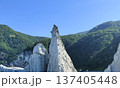 青空に突き刺さるようにそびえ立つ仏ヶ浦の鋭い奇岩と初夏の風景 137405448
