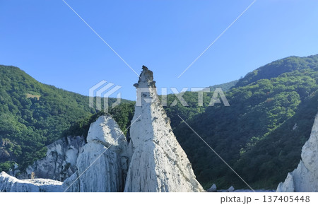 青空に突き刺さるようにそびえ立つ仏ヶ浦の鋭い奇岩と初夏の風景 青空に突き刺さるようにそびえ立つ仏ヶ浦の鋭い奇岩と初夏の風景 137405448