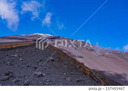 (静岡県)初冠雪の富士山 宝永火口淵から山頂を見る (静岡県)初冠雪の富士山 宝永火口淵から山頂を見る 137405467
