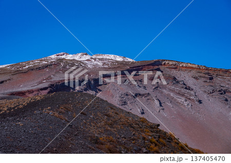 （静岡県）初冠雪の富士山　宝永火口淵から山頂を見る 137405470