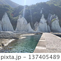 仏ヶ浦の奇岩に差し込む神秘的な光の筋と透明な海の絶景 137405489