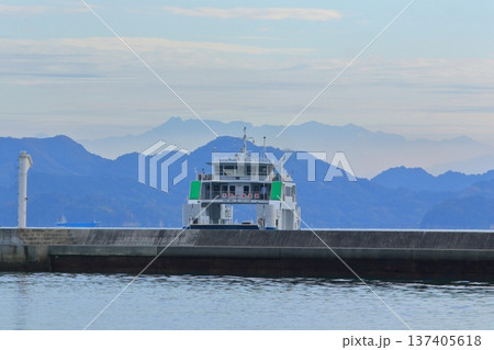 大崎上島行きのフェリーと石鎚山(四国山地) 137405618