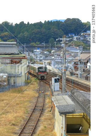 安芸津駅(東広島市)を出発する列車 安芸津駅(東広島市)を出発する列車 137405663