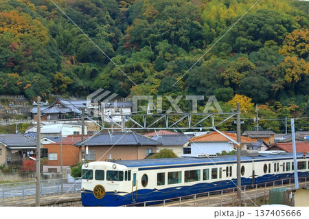 秋の安芸津駅(東広島市)に到着した観光列車エトセトラ 137405666