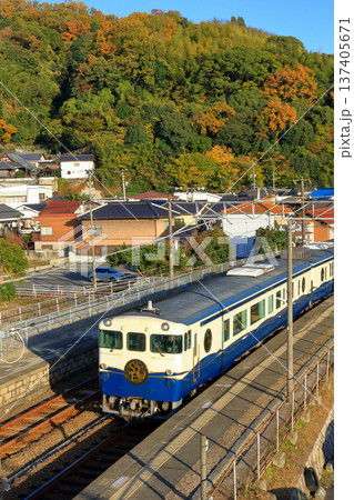 秋の安芸津駅(東広島市)に入線する観光列車エトセトラ 秋の安芸津駅(東広島市)に入線する観光列車エトセトラ 137405671