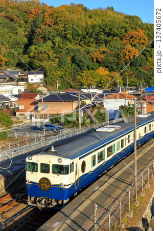 秋の安芸津駅(東広島市)に入線する観光列車エトセトラ 秋の安芸津駅(東広島市)に入線する観光列車エトセトラ 137405672