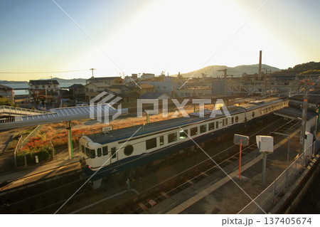 安芸津駅(東広島市)を出発する観光列車エトセトラ 安芸津駅(東広島市)を出発する観光列車エトセトラ 137405674