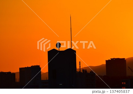 夕焼けの空は刻々と色が変化してしまう 137405837