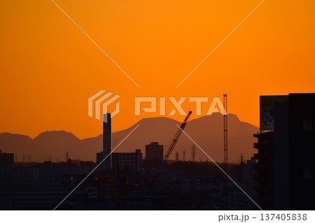 夕焼けの空は刻々と色が変化してしまう 137405838