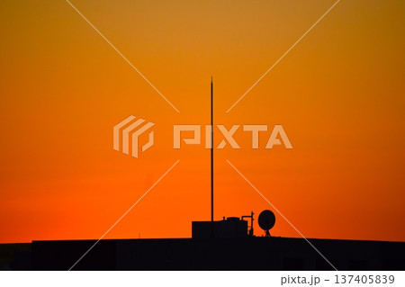 夕焼けの空は刻々と色が変化してしまう 137405839