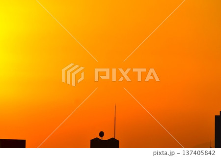 夕焼けの空は刻々と色が変化してしまう 137405842