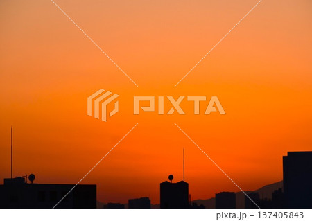 夕焼けの空は刻々と色が変化してしまう 137405843