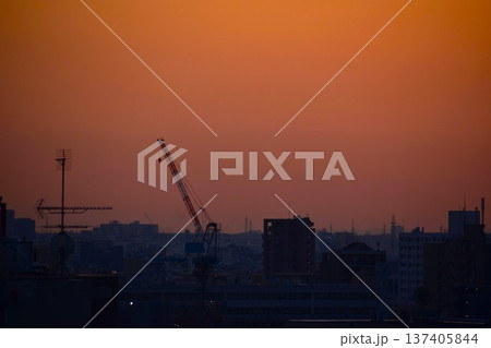 夕焼けの空は刻々と色が変化してしまう 137405844