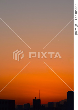 夕焼けの空は刻々と色が変化してしまう 137405846