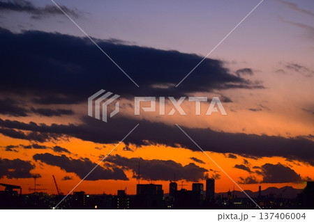 夕焼けの空は刻々と色が変化してしまう 夕焼けの空は刻々と色が変化してしまう 137406004