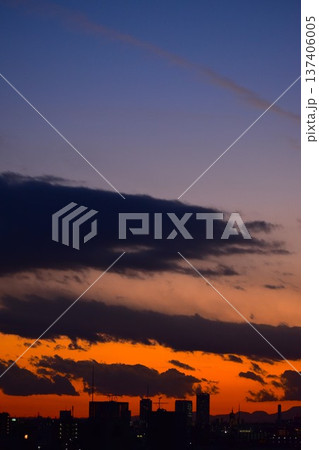 夕焼けの空は刻々と色が変化してしまう 137406005