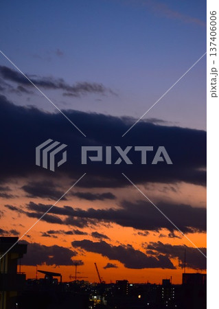 夕焼けの空は刻々と色が変化してしまう 137406006