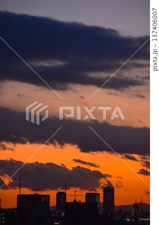 夕焼けの空は刻々と色が変化してしまう 137406007