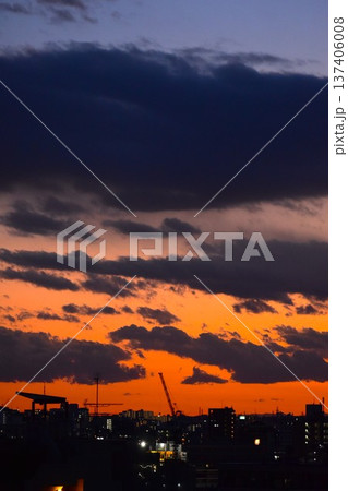 夕焼けの空は刻々と色が変化してしまう 137406008