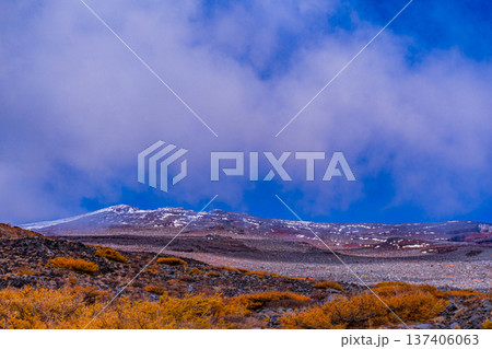（静岡県）初冠雪富士　富士宮口五合目から山頂を見る 137406063