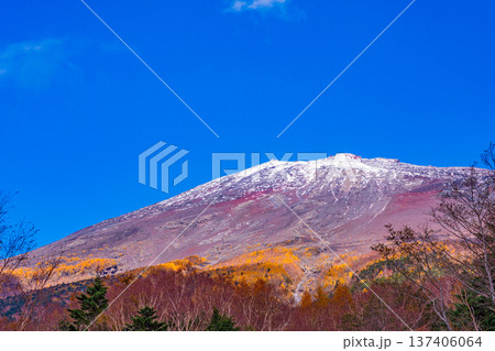 (静岡県)初冠雪富士 富士宮口五合目から山頂を見る (静岡県)初冠雪富士 富士宮口五合目から山頂を見る 137406064