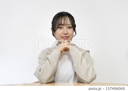 カメラ目線で話す若い女性 137406068