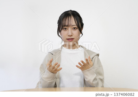 カメラ目線で話す若い女性 137406082