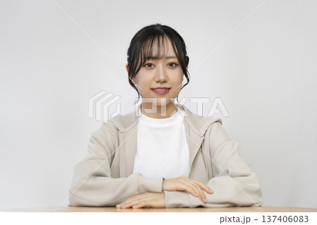 カメラ目線で微笑む若い女性 137406083