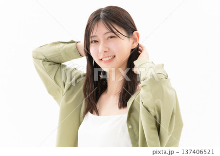 白背景でスキンケアをする女性のビューティーイメージ 白背景でスキンケアをする女性のビューティーイメージ 137406521