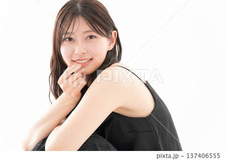 白背景でスキンケアをする女性のビューティーイメージ 白背景でスキンケアをする女性のビューティーイメージ 137406555