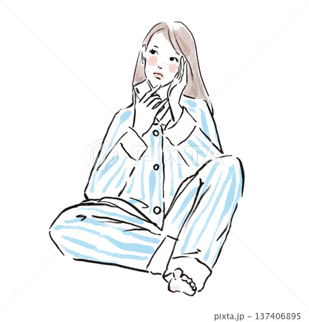 パジャマ姿でスマホを見るおしゃれな日本人女性 パジャマ姿でスマホを見るおしゃれな日本人女性 137406895