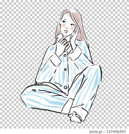 パジャマ姿でスマホを見るおしゃれな日本人女性 パジャマ姿でスマホを見るおしゃれな日本人女性 137406895