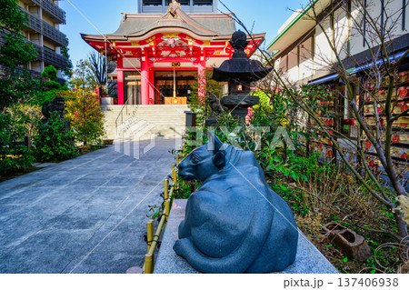 東京都　新宿区　成子天神社　本殿　表参道の撫で牛 137406938