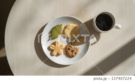 カフェテーブルの焼き菓子背景 137407224