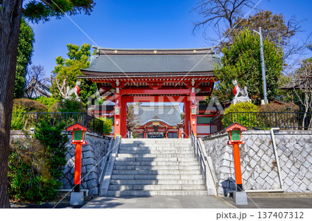 東京都　西東京市　東伏見稲荷神社　神門 137407312