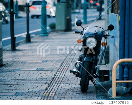 歩道にオートバイのある風景 137407956