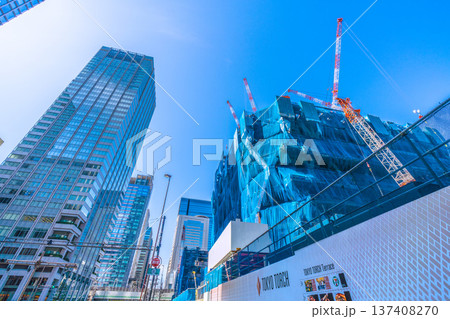 日本の東京都市景観新風景。TOKYO TORCH 大手町に巨大なクレーン群、東京の玄関口・東京駅前に 137408270